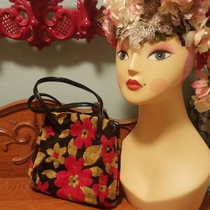Bolso de mano Kelly con asa superior, estilo rockabilly pin up de los años 60, color rojo, súper lindo y con diseño de flores negras