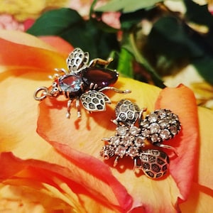美しいスターリングシルバーの蜂のブローチ/ペンダント、スワバルスキーのアメジストとアクアマリンの虫のブローチペンダント