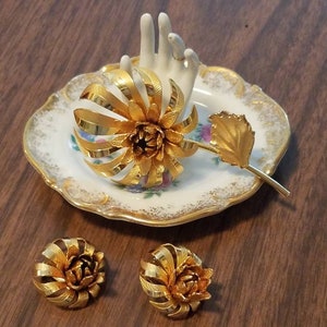 Goldtone vintage modernist flower brooch and flower clip ons