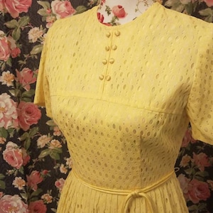 Vintage mod 1960s eyelet yellow dress fit and flair dress size small spring summer 50s/60s 26/ size 6