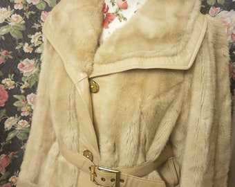 Vintage 60-/70-tals fuskpälskappa: Beige läderdetaljer, liten