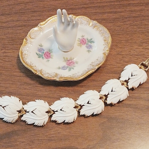 Vintage 1960s mid century/boho/hippy chic demi puree designer goldtone thermoset Lisner white feather bracelet