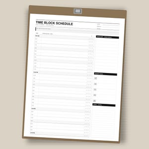 Könnte beinhalten: Ein Zeitplan auf einem Klemmbrett. Der Text "TIME BLOCK SCHEDULE" steht oben. Der Zeitplan umfasst Zeitfenster, einen Fokusbereich, einen Brain-Dump-Bereich, eine Prioritätswarteschlange und einen Notizenbereich.