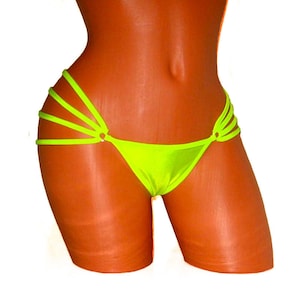 Może przedstawiać: Zielony limonkowy dół bikini z wieloma paskami i detalem w postaci pierścienia.