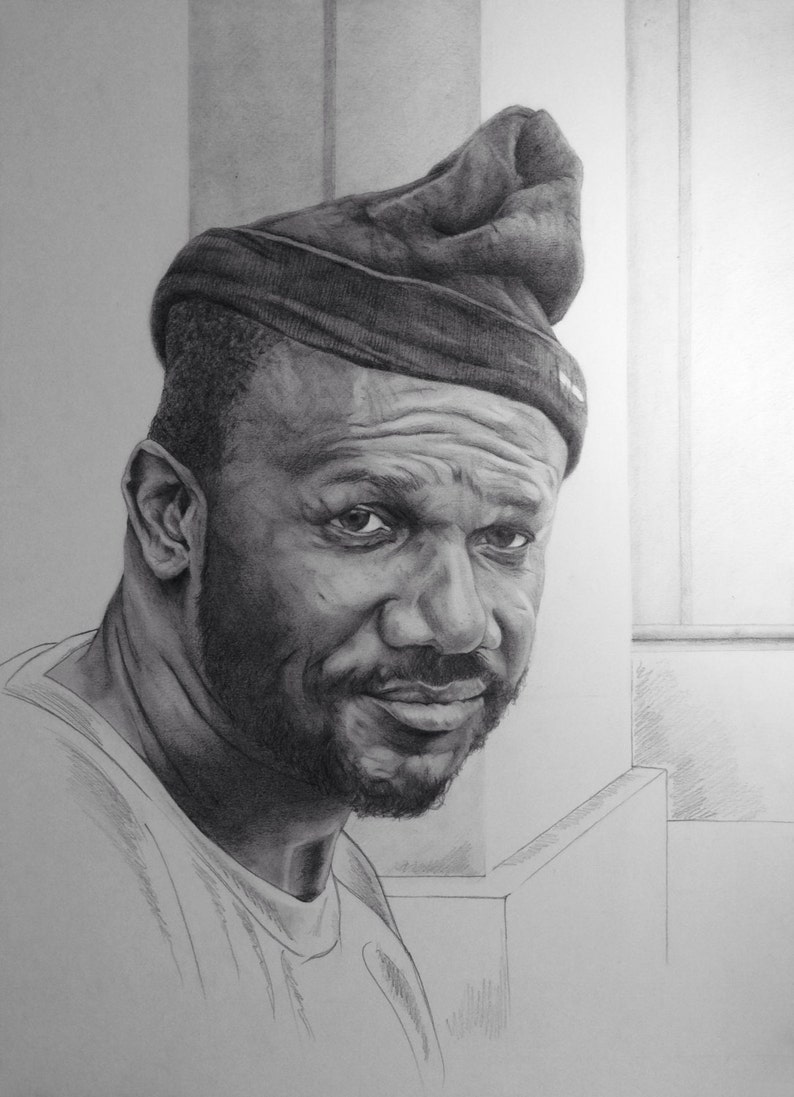 Puede incluir: Un dibujo a l&aacute;piz en blanco y negro de un hombre con barba que lleva una boina negra. El hombre mira hacia la derecha de la imagen.