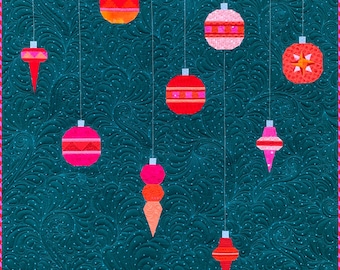 Patrón de colcha con estampado de adornos festivos