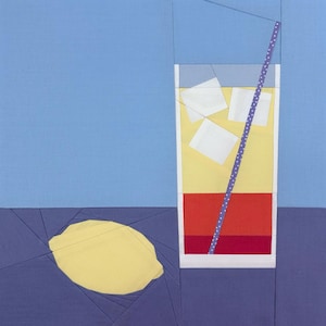 Puede incluir: Una obra de arte textil que representa una bebida refrescante con cubitos de hielo y una pajita, junto a un limón amarillo. La bebida tiene capas amarillas y rojas, sobre un fondo azul. La pajita es morada con lunares blancos.