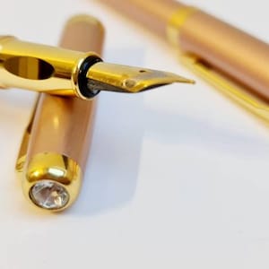 Pluma estilográfica dorada con diamantes de imitación en la parte superior - pluma estilográfica * punta de regalo, estacionaria