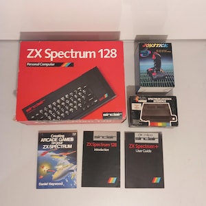 Peut inclure: Une boîte d'ordinateur personnel Sinclair ZX Spectrum 128, un joystick dans son emballage, une boîte d'interface de joystick et trois manuels intitulés Creating Arcade Games on your ZX Spectrum, ZX Spectrum 128 Introduction et ZX Spectrum+ User Guide.
