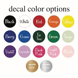 Op de afbeelding: Een kleurenkaart met de titel decal color options met zeventien cirkelvormige stalen in zwart, wit, rood, oranje, geel, marineblauw, oceaanblauw, dennenboomgroen, groen, saliegroen, violet, lavendel, donkerroze, lichtroze, blush, metallic goud en zilver.
