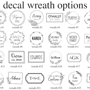 Op de afbeelding: Een verzameling van vierentwintig zwart-witte sticker kransopties gerangschikt in een raster. Elk ontwerp bevat unieke typografie en botanische of geometrische kaders, gelabeld van wreath #1 tot wreath #24, met de titel decal wreath options.