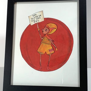 Op de afbeelding: Een handgetekend beeld van een persoon in een geel en oranje outfit die een bord vasthoudt met de tekst "SIN JUSTICIA NO HAY PAZ" voor een rode cirkel. De persoon draagt een helm met een geel en oranje ontwerp en heeft een zwarte patch op zijn arm met de tekst "ACAB".