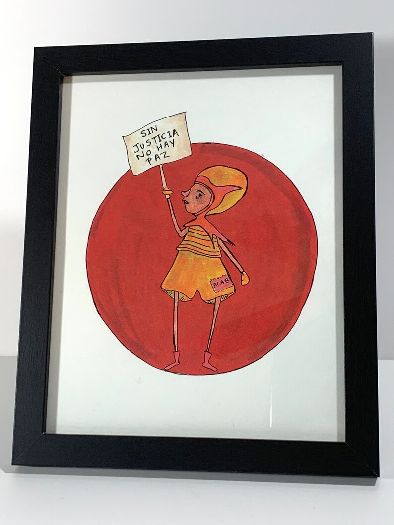Op de afbeelding: Een handgetekend beeld van een persoon in een geel en oranje outfit die een bord vasthoudt met de tekst "SIN JUSTICIA NO HAY PAZ" voor een rode cirkel. De persoon draagt een helm met een geel en oranje ontwerp en heeft een zwarte patch op zijn arm met de tekst "ACAB".