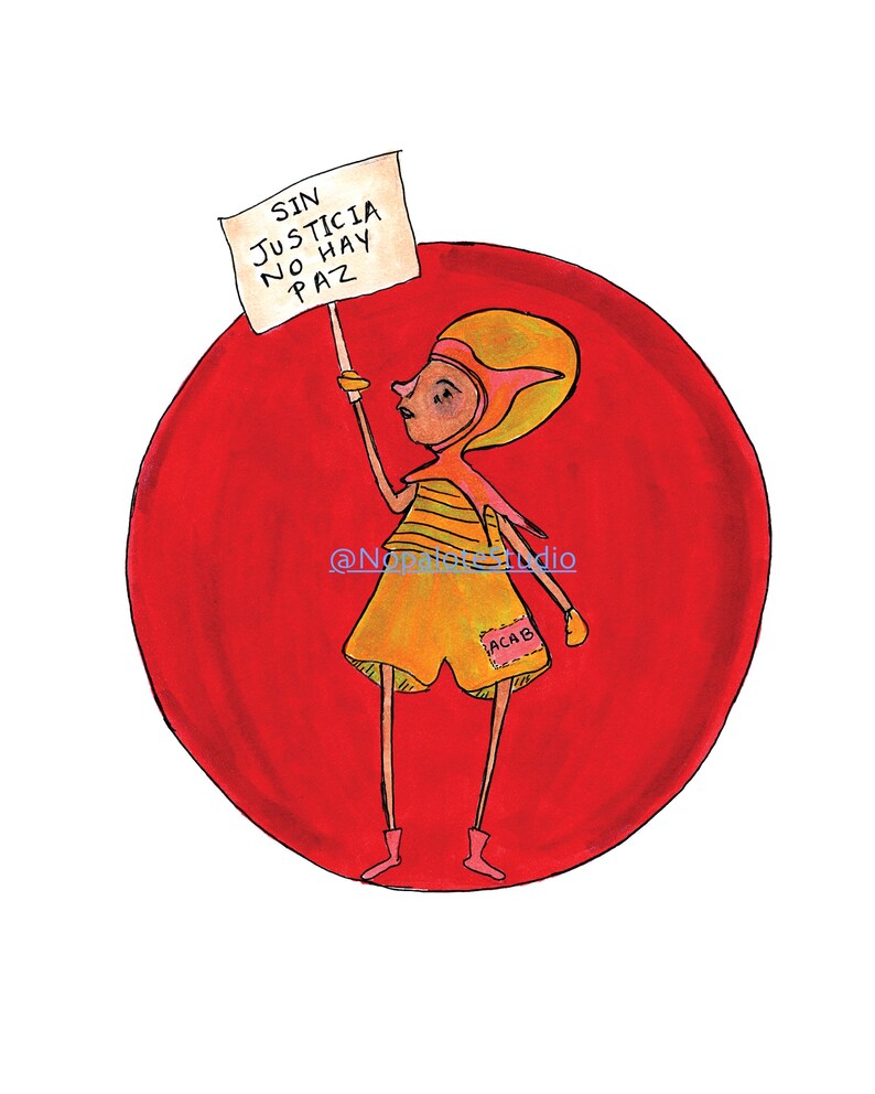 Op de afbeelding: Een cartoonillustratie van een persoon die een bord vasthoudt met de tekst "Sin Justicia No Hay Paz" in het Spaans. De persoon draagt een geel-oranje gestreept shirt, een gele broek en roze laarzen. De persoon staat op een rode cirkel.