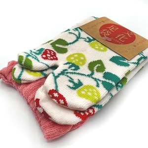 May include: White oven mitts with a green and red strawberry design, and a pink knitted pot holder. A brown tag with Japanese text is attached to the oven mitts.