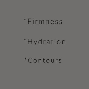 Op de afbeelding: Een grijze achtergrond met de woorden "Firmness", "Hydration" en "Contours" in een eenvoudige, schreefloze lettertype. Elk woord wordt voorafgegaan door een asterisk.