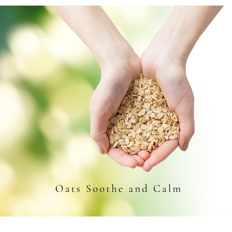 Peut inclure: Gros plan sur deux mains tenant un tas d'avoine brute. Le texte "Oats Soothe and Calm" est &eacute;crit sous les mains.