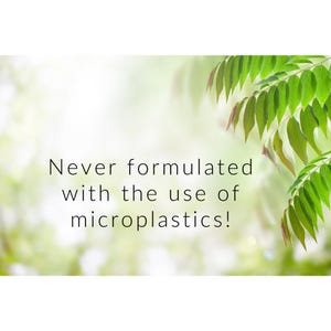 Op de afbeelding: Afbeelding met de tekst "Never formulated with the use of microplastics!" tegen een vage groen-witte achtergrond. Groene bladeren zijn zichtbaar in de rechterbovenhoek.
