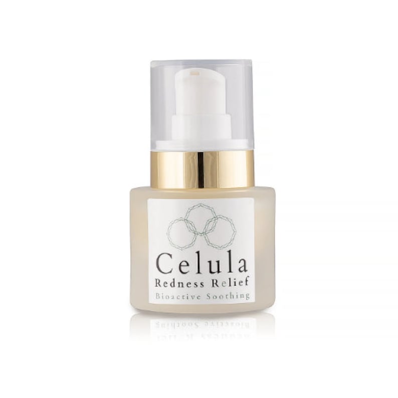 Peut inclure: Un flacon en verre transparent avec un bouchon dor&eacute; et un distributeur &agrave; pompe blanc. Le flacon est &eacute;tiquet&eacute; "Celula Redness Relief Bioactive Soothing".