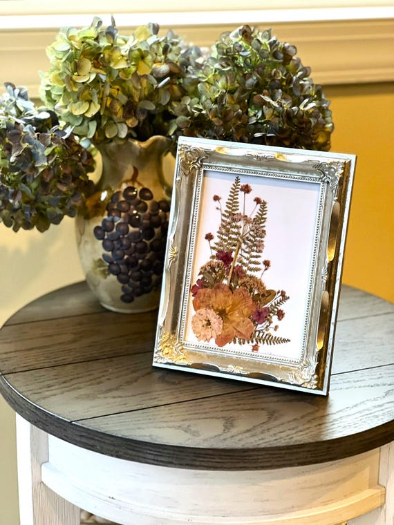 押し花アート：バラ、シダ、野花をシルバーフレームに収めた作品（7x9