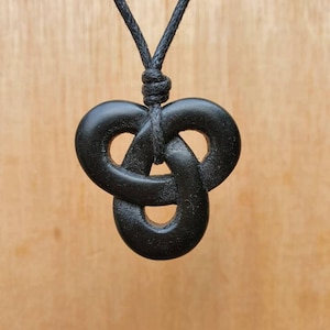 Keltischer Knoten Triquetra Anhänger Charm Halskette Schmuck | Eternity Dreifaltigkeit Freundschaft Liebessymbol | Von mir selbst handgeschnitzt aus Naturstein