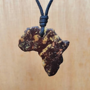 Colgante del continente africano / Collar con dije del continente africano / Joyería tallada a mano en piedra natural por mí /