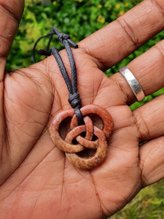 EUEAVAN Triquetra Halskette – Keltischer Dreifaltigkeitsknoten, Edelstahl | Mystisches Amulett Für Frauen & Männer