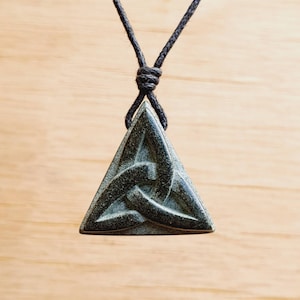 Keltischer Knoten Triquetra Anhänger Charm Halskette Schmuck | Eternity Dreifaltigkeit Freundschaft Liebessymbol | Von mir selbst handgeschnitzt aus Naturstein