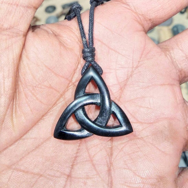 Keltischer Triquetra-Anhänger mit Dreifaltigkeitsknoten | Symbol der Ewigkeit, der Freundschaft, der Liebe, der Einheit | Handgeschnitzter Naturstein-Halsketten-Charm-Schmuck, handgefertigt