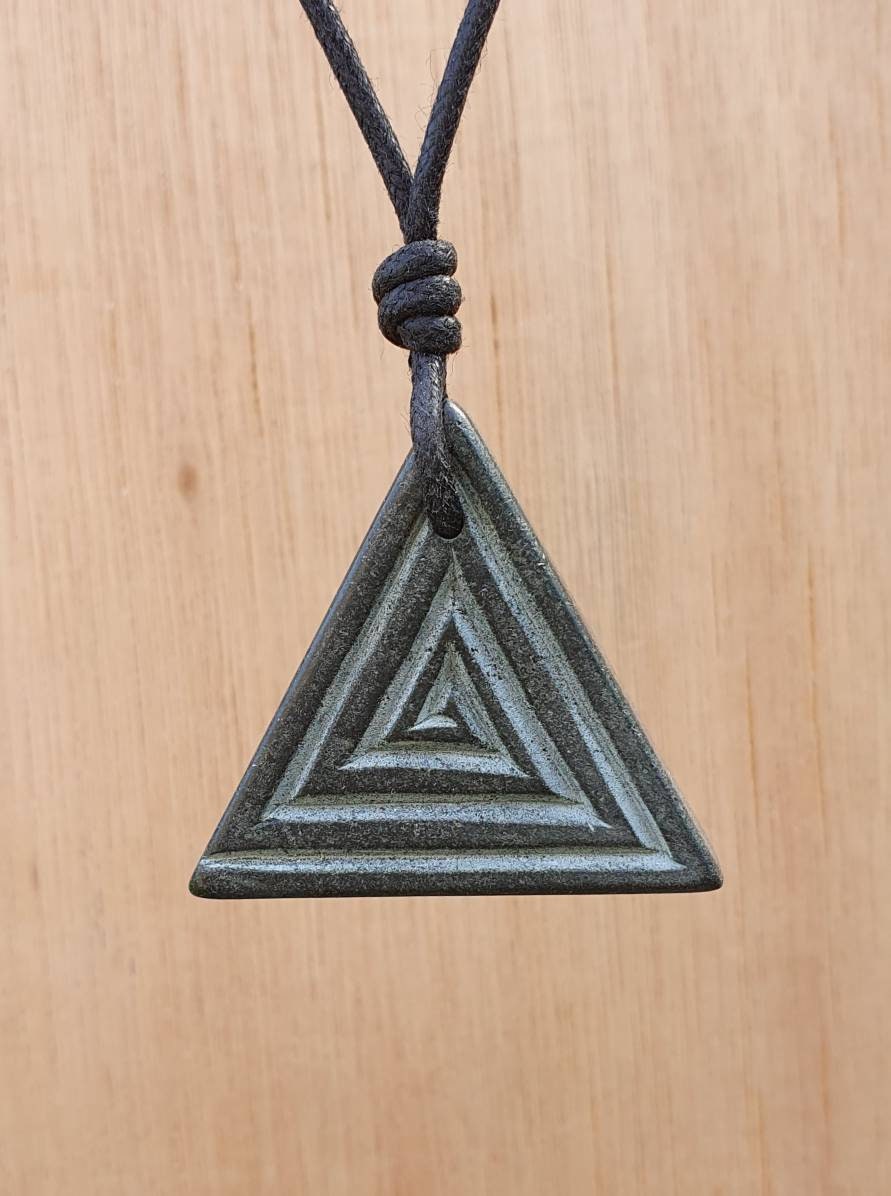 ③数量限定品【魔導具】『ホルス 月の天眼と星辰の楔』～パラサイト隕石ペンダント 3.3Kgパワーストーン 天然石 ソーダライト 六角柱[T581-5799]