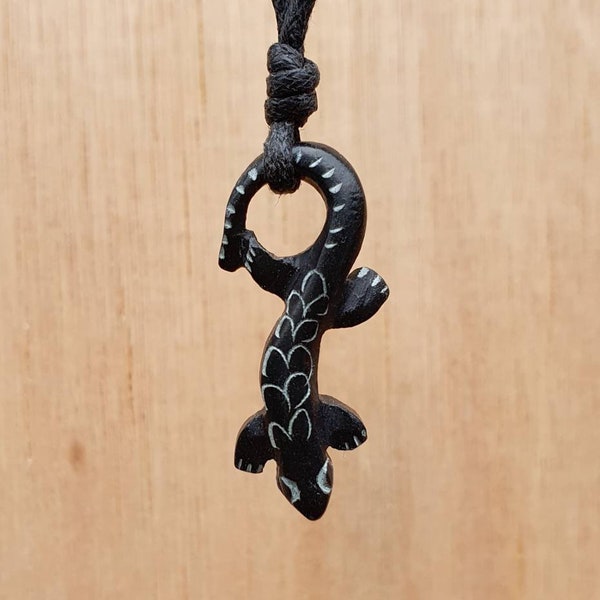 Pendentif lézard | Bijoux collier gecko | Charm animal salamandre | Talisman symbole reptile | Sculpté à la main à partir de pierre naturelle par moi-même