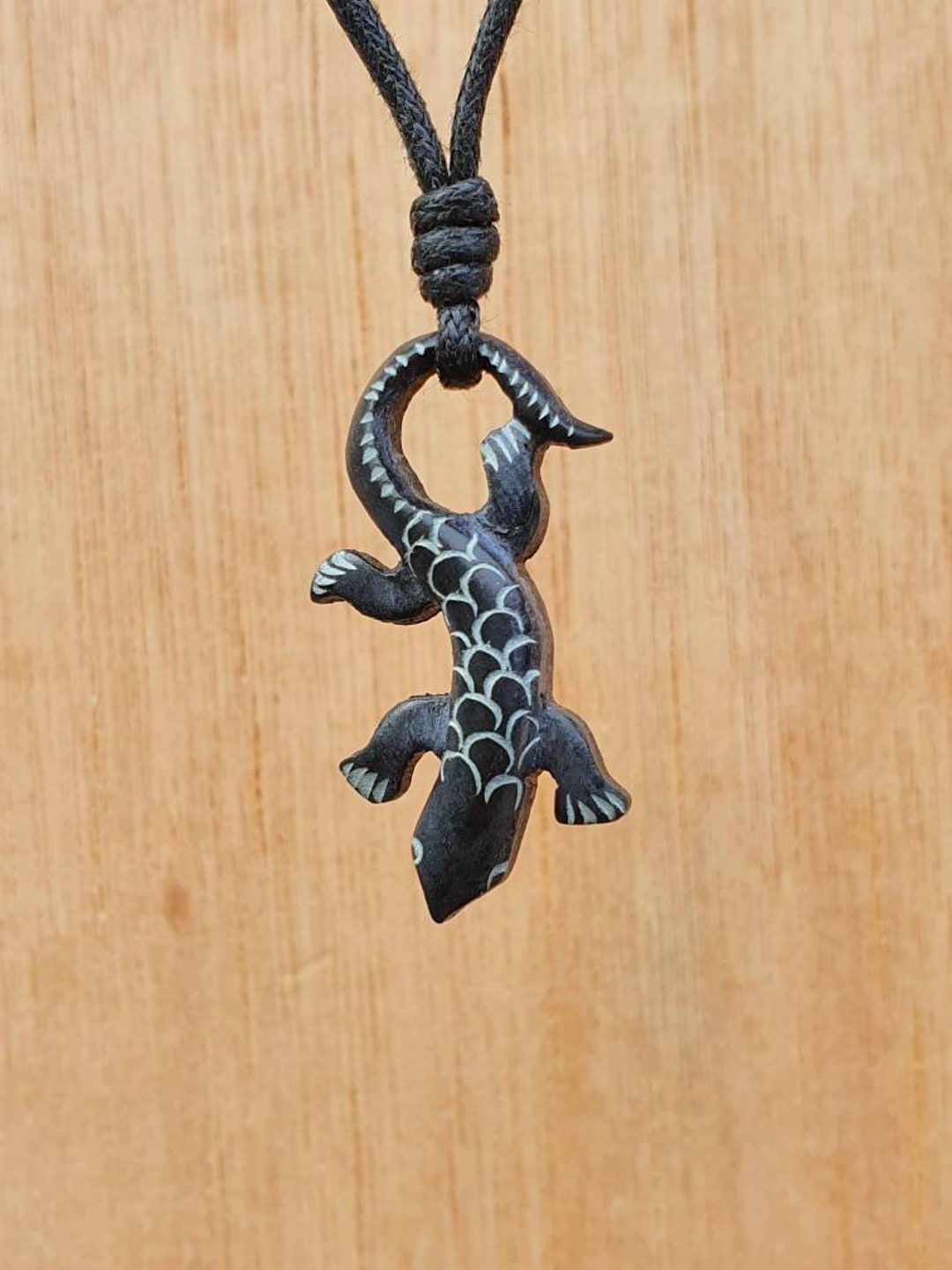 Pendentif lezard Bijoux collier gecko Charm animal salamandre Talisman symbole reptile Sculpte a la main dans de la pierre naturelle par moi meme