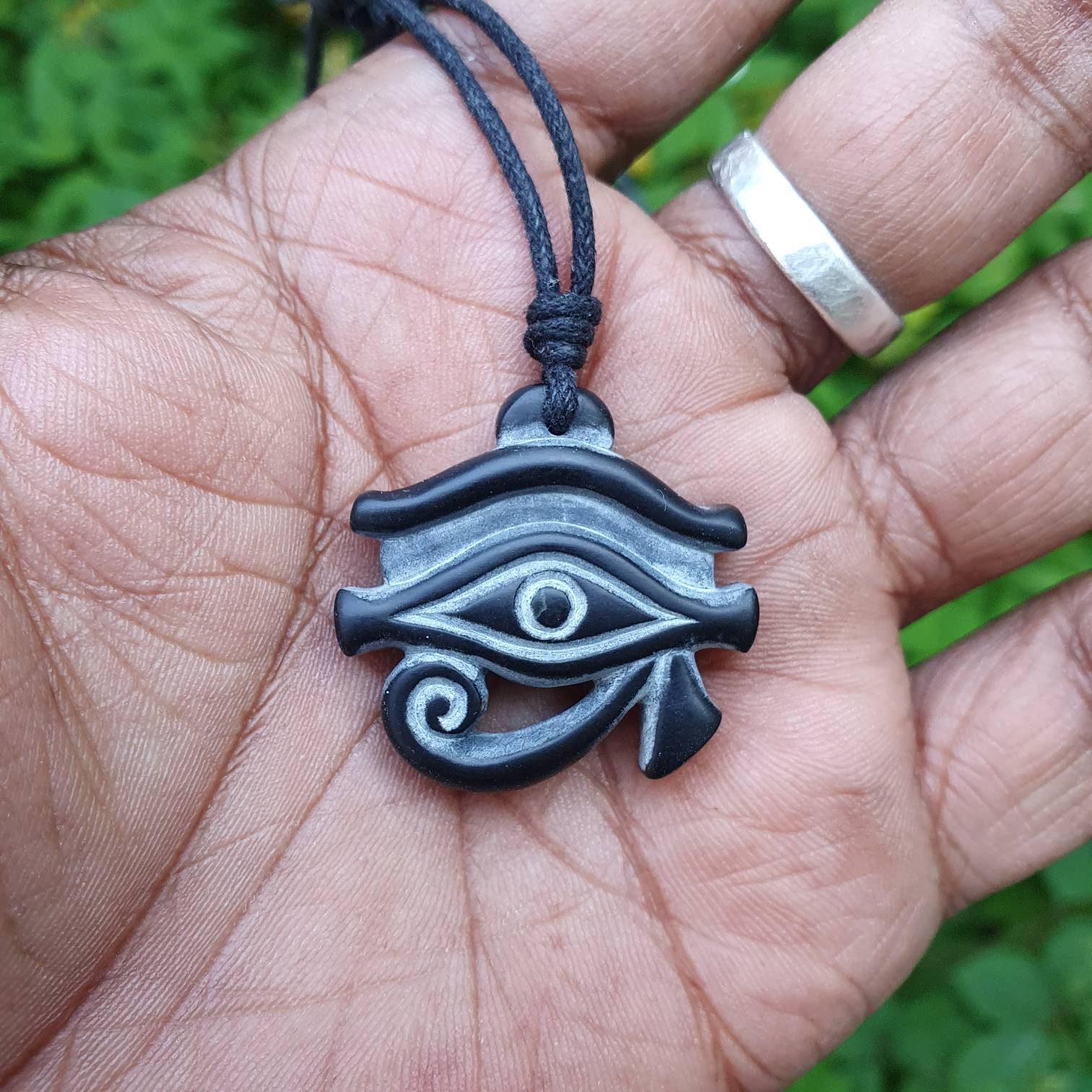 Ciondolo Occhio Di Horus Egiziano Placcato Argento - Amuleto Portafortuna Con Collana In Cordino Nero - Artigianato Italiano, Made In Italy, Altezza 2,7 Cm