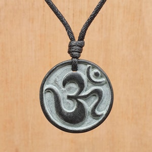 Yin Yang och Ohm-hänge | Om-halsband | Dubbelsidigt handsnidat andligt smycke i natursten | Symbol för skapelse och perfekt balans