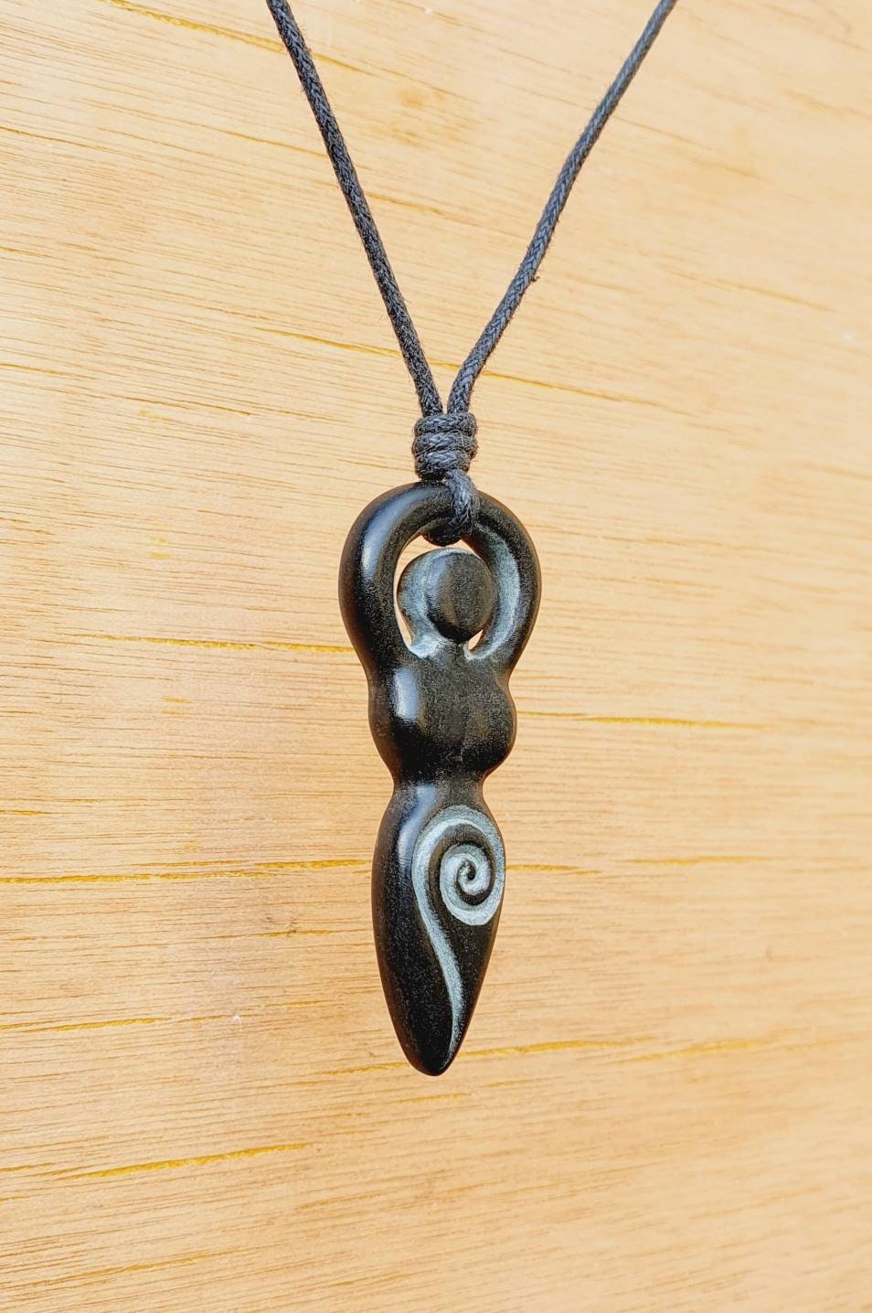 Spiraalvormige godinhanger | Keltische drievoudige godin kettingbedel |  Heidens symbool van drievoudige godin | Door mijzelf met de hand gesneden  uit natuursteen | - Etsy België, image size:954x1436