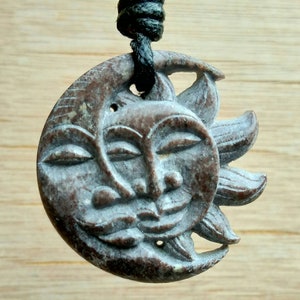 Pendentif éclipse de soleil et de lune | Sculpté à la main dans de la pierre naturelle par moi-même | Bijoux de collier uniques faits main | Charm Amitié Et Unité Amour