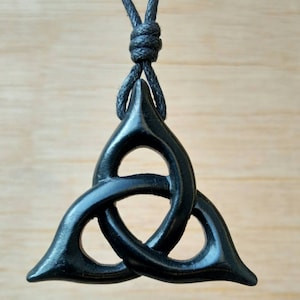 Keltischer Knoten Triquetra Anhänger Charm Halskette Schmuck | Eternity Dreifaltigkeit Freundschaft Liebessymbol | Von mir selbst handgeschnitzt aus Naturstein