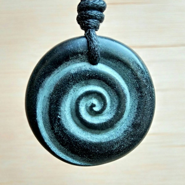 Pendentif spirale celtique | symbole d'un nouveau départ éternité croissance prospérité | Collier avec breloques en pierre sculptée à la main Bijoux fait main par moi-même