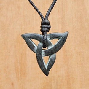 Colgante de nudo celta Triquetra / Símbolo de la eternidad, la trinidad, la amistad y el amor / Tallado a mano en piedra natural por mí / Collar con dije de joyería