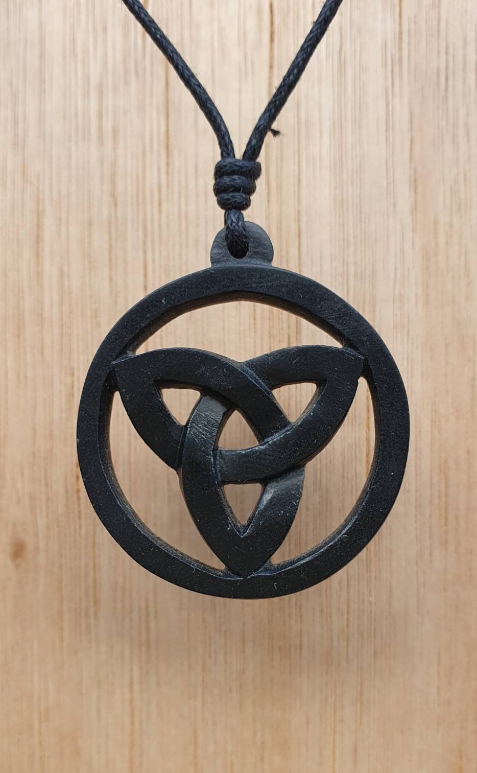 EUEAVAN Triquetra Halskette – Keltischer Dreifaltigkeitsknoten, Edelstahl | Mystisches Amulett Für Frauen & Männer