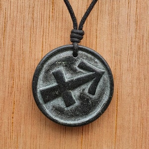 Schütze Sternzeichen Symbol Anhänger Halskette | Schütze Horoskop Sternzeichen Charm Anhänger Schmuck | Von mir selbst handgeschnitzt aus Naturstein