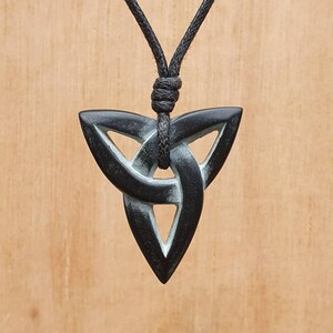 Colgante de nudo celta Triquetra / Símbolo de la eternidad, la trinidad, la amistad y el amor / Tallado a mano en piedra natural por mí / Collar con dije de joyería