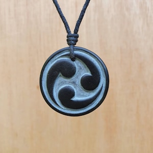 Colgante Magatama Mitsu Tomoe / Collar celta Triskalion tallado a mano por mí en piedra natural / Símbolo de la Trinidad, la Eternidad y la Triple Diosa