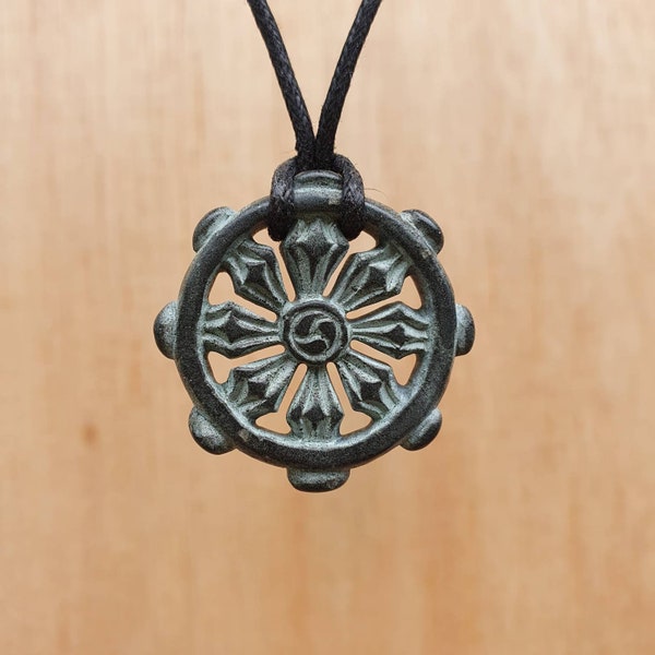 Pendentif Dharmachakra | Collier roue du dharma | cercle de la vie | symbole bouddhiste du chemin octuple | Bijoux spirituels en pierre sculptés à la main