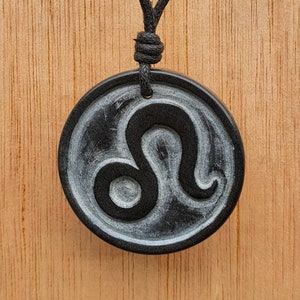 Leo Sternzeichen Symbol Anhänger Halskette | Löwe Horoskop Sternzeichen Charm Anhänger Schmuck | Von mir selbst handgeschnitzt aus Naturstein