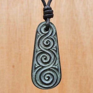 Pingente Espiral Celta | Símbolo de Novo Começo, Eternidade, Crescimento e Prosperidade | Colar com Pingente de Pedra Esculpida à Mão, Joia Feita à Mão por Mim