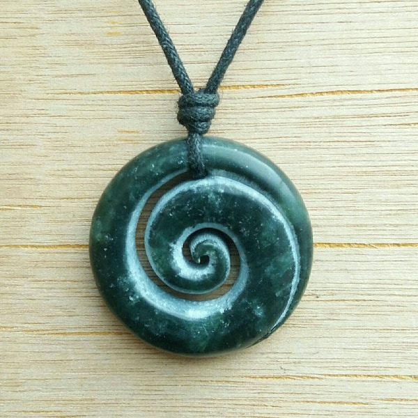 Pendentif spirale | Symbole d'un nouveau départ Prospérité Grouth Énergie Éternité | Collier en pierre sculptée à la main, bijoux à breloques faits main par moi-même