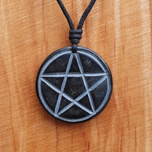 Pentagramm Anhänger | Handgeschnitzt aus Naturstein | Pentangle Schutzsymbol | Fünfzackiger Stern | Handgemachte Halskette Schmuck By Myself