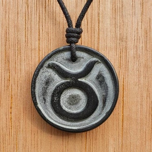 Taurus Sternzeichen Symbol Anhänger Halskette | Stier Horoskop Sternzeichen Charm Anhänger Schmuck | Von mir selbst handgeschnitzt aus Naturstein