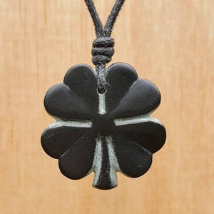 Vierblättriges Kleeblatt | Kleeblatt Halskette | Viel Glück Charm Schmuck | Irisches Symbol St Patrick | Handgeschnitzt von mir selbst aus Naturstein